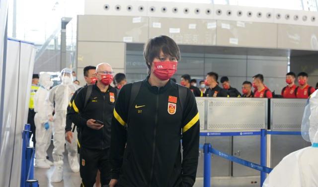 九游娱乐网页版-中国男足团队58人飞赴阿联酋 包括六个保障团队